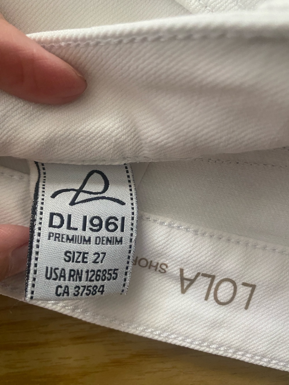 DL1961 Lola White Frayed Hem Denim Shorts SIZE 27. A stain callout - Picture 13 of 15